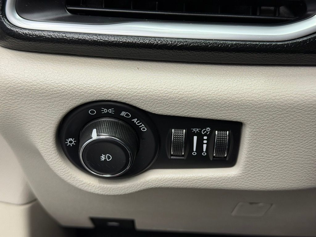Used 2018 Chrysler Pacifica Touring-L Plus w/ Advanced Safetytec Group FWD image 30