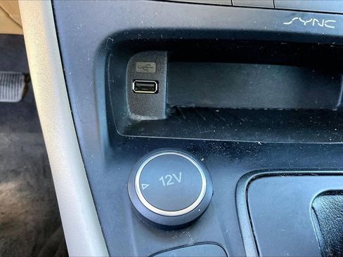 Used 2018 Ford Focus SE w/ SE Appearance Package image 16