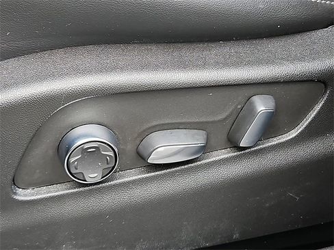 Used 2024 Cadillac XT4 Premium Luxury image 17