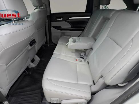 Used 2017 Toyota Highlander XLE AWD/4WD image 29