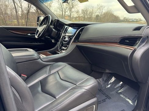 Used 2018 Cadillac Escalade ESV Luxury image 8