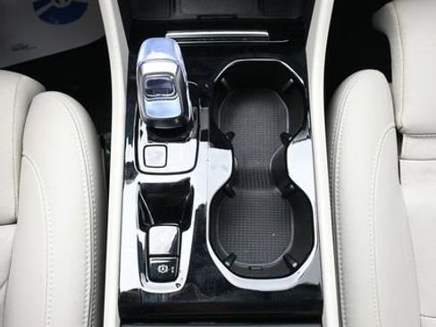 Used 2024 Volvo XC40 B5 Plus AWD/4WD image 11