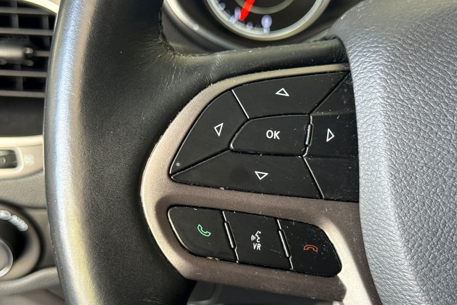 Used 2019 Jeep Cherokee Latitude Plus w/ Cold Weather Group AWD/4WD image 26