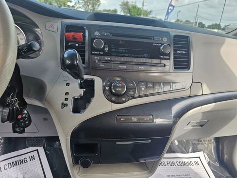 Used 2011 Toyota Sienna SE image 18
