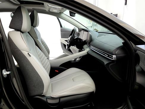 Used 2023 Hyundai Elantra Limited image 29