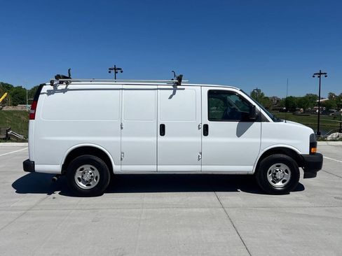 Used 2021 Chevrolet Express 2500 RWD image 2