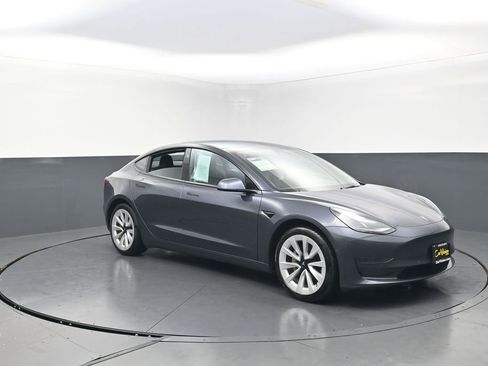 Used 2021 Tesla Model 3 Standard Range Plus RWD image 3
