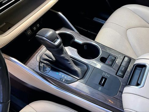 Used 2020 Toyota Highlander Limited image 16