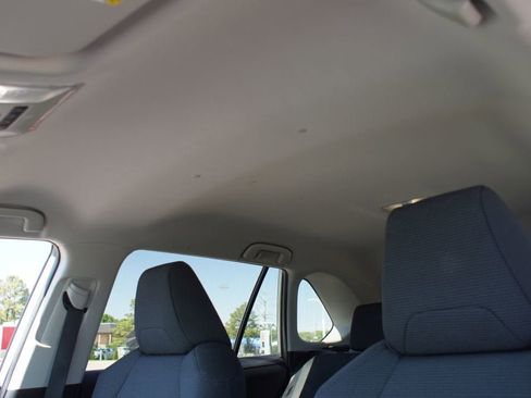 Used 2022 Toyota RAV4 LE FWD image 6