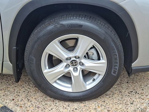 Certified 2025 Toyota Highlander LE AWD/4WD image 8