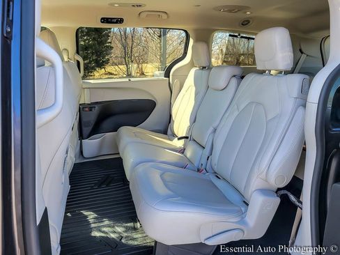 Used 2019 Chrysler Pacifica Touring-L w/ Advanced Safetytec Group image 10