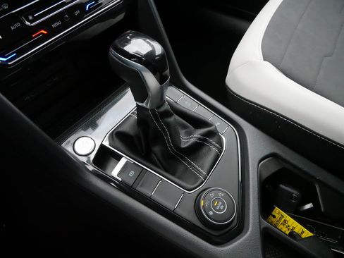 Used 2025 Volkswagen Taos SE image 24