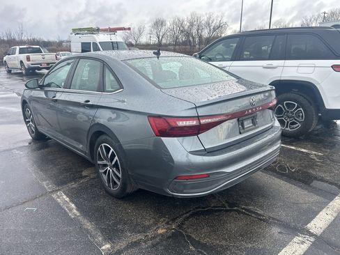 Used 2025 Volkswagen Jetta SE image 3