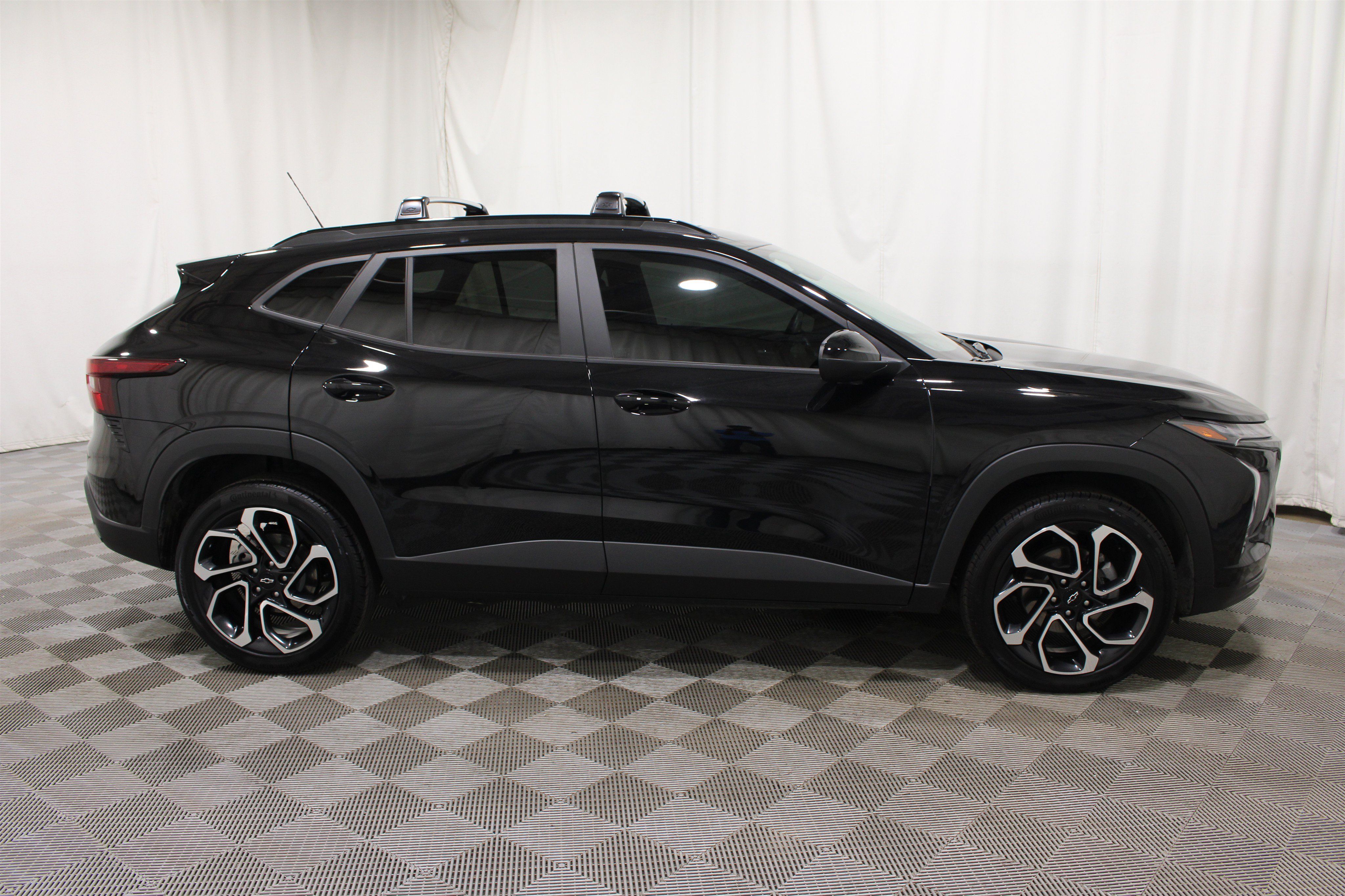Used 2025 Chevrolet Trax RS w/ Sunroof Package FWD image 29