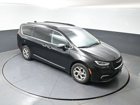 Used 2023 Chrysler Pacifica Limited image 17