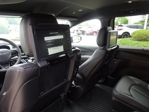 Used 2024 Chrysler Pacifica Limited w/ Uconnect Theater Family Group FWD image 15