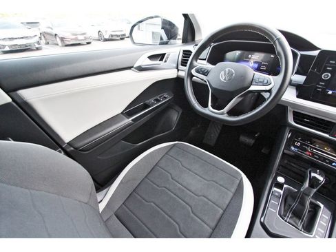 Used 2025 Volkswagen Taos SE FWD image 9