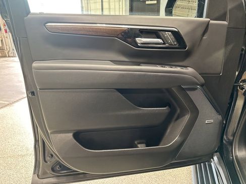 Used 2025 Chevrolet Suburban High Country AWD/4WD image 12