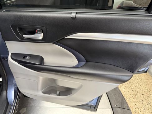 Used 2017 Toyota Highlander XLE image 22