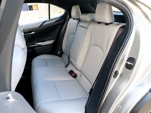 Used 2019 Lexus UX 200 image 39