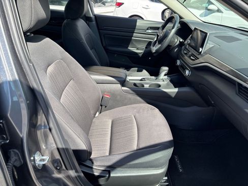 Used 2025 Nissan Altima 2.5 SV FWD image 31