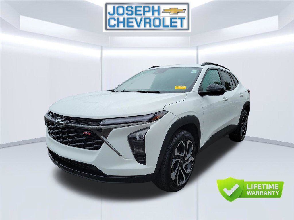 Used 2025 Chevrolet Trax RS w/ Driver Confidence Package FWD image 2