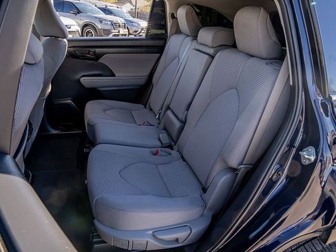 Used 2020 Toyota Highlander LE image 17