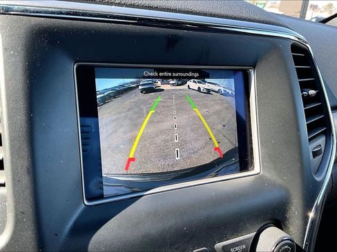 Used 2018 Jeep Grand Cherokee Laredo image 21