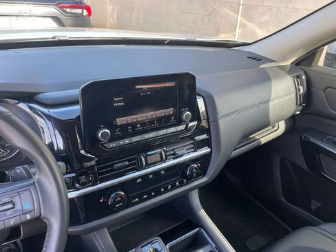 Used 2025 Nissan Pathfinder SV image 18