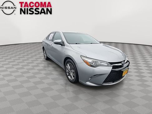 Used 2015 Toyota Camry SE image 2