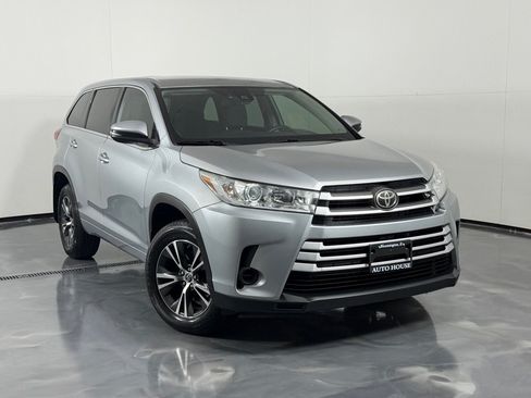 Used 2018 Toyota Highlander LE FWD image 2