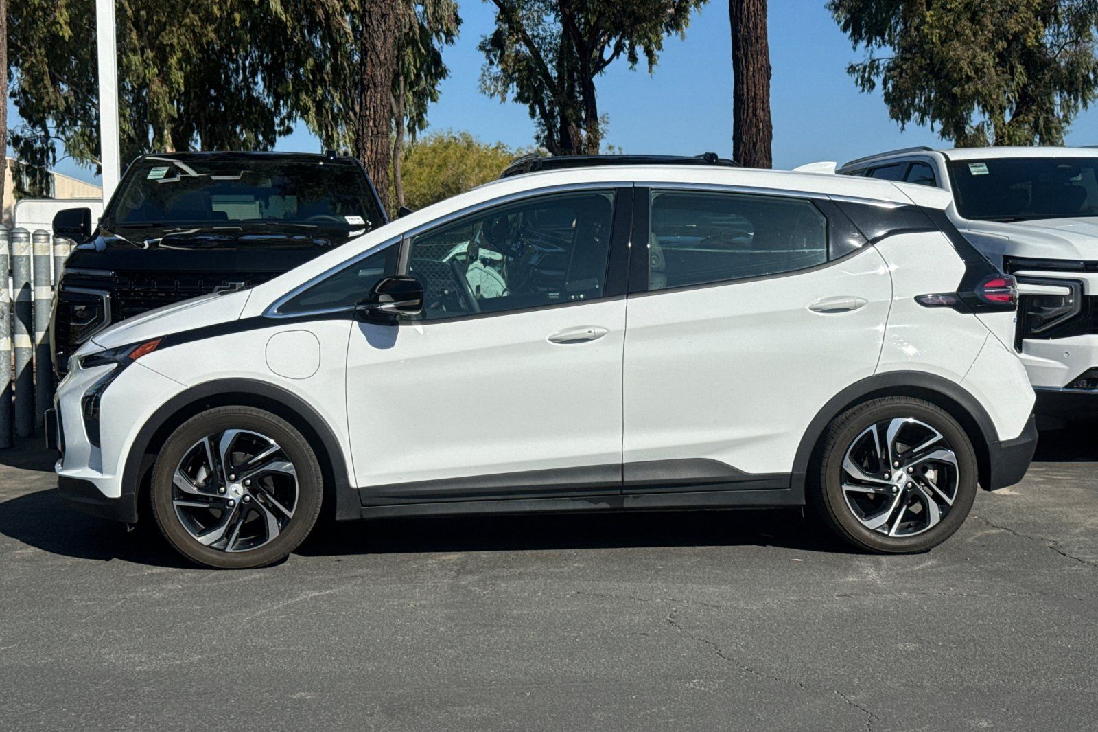 Used 2023 Chevrolet Bolt LT w/ Infotainment Package FWD image 8