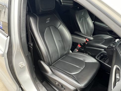 Used 2023 Chrysler Pacifica Touring-L w/ Uconnect Theater Family Group image 27