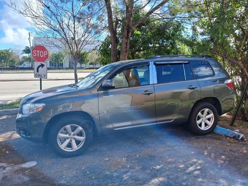 Used 2010 Toyota Highlander SE image 1