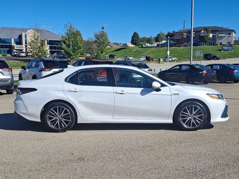 Certified 2021 Toyota Camry XLE w/ Navigation Upgrade Package image 7