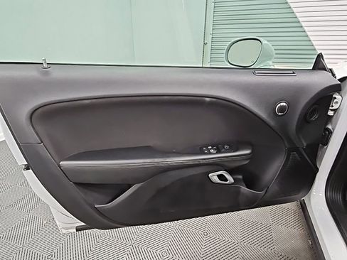 Used 2015 Dodge Challenger SXT image 27