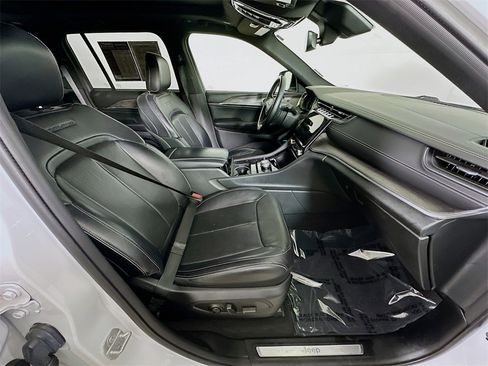 Used 2022 Jeep Grand Cherokee Overland image 12