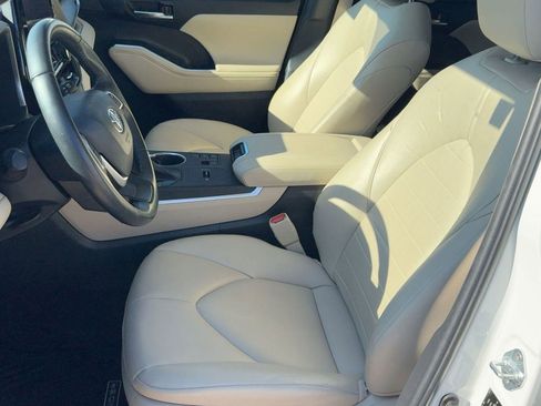 Used 2023 Toyota Highlander XLE image 4