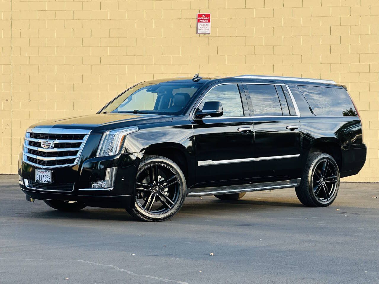 Used 2017 Cadillac Escalade ESV Luxury RWD image 3