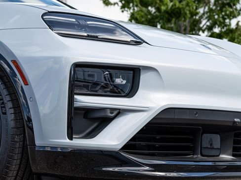 Used 2025 Porsche Macan Turbo Electric AWD/4WD image 26