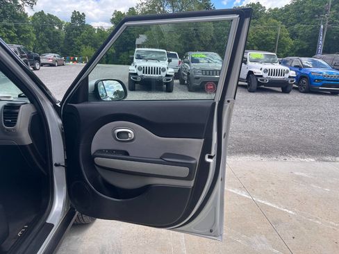 Used 2014 Kia Soul + FWD image 9