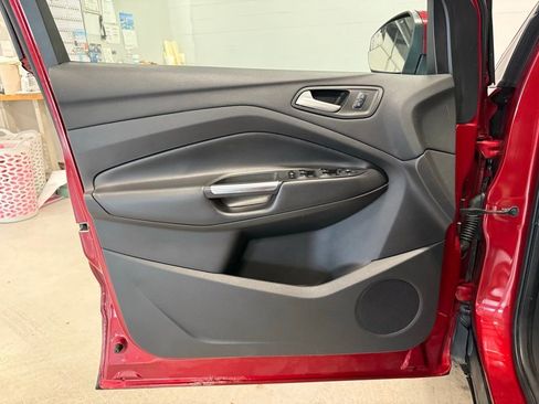 Used 2017 Ford Escape SE image 18