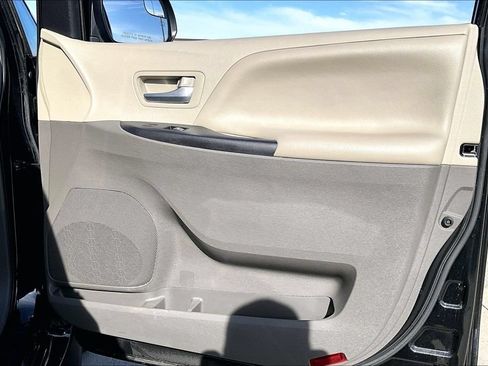 Used 2017 Toyota Sienna LE FWD image 23