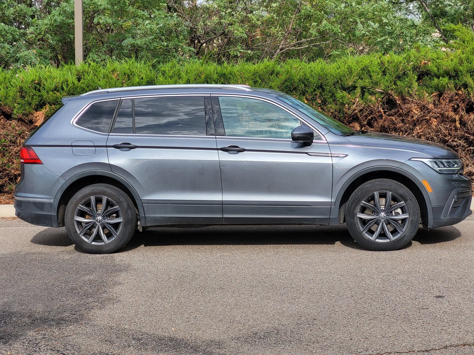 Used 2023 Volkswagen Tiguan SE w/ Panoramic Sunroof Package AWD/4WD image 4