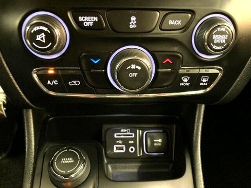 Used 2017 Jeep Cherokee Latitude w/ Cold Weather Group image 23