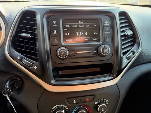 Used 2017 Jeep Cherokee Sport FWD image 18