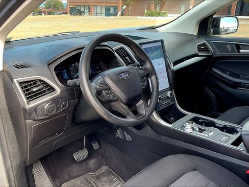Used 2022 Ford Edge SE w/ Black Appearance Package image 2
