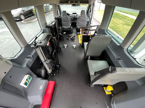 Used 2018 Ford Transit 350 XL image 2