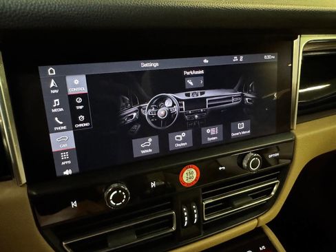 Used 2024 Porsche Macan Base AWD 4dr SUV w/ Premium Plus Package image 32