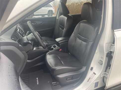 Used 2019 Nissan Rogue SL w/ Premium Package image 3